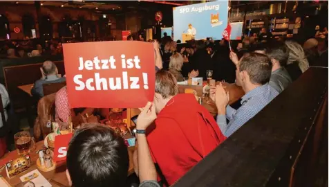  ?? Fotos: Michael Hochgemuth ?? Gut besucht ist die Kälberhall­e in Augsburg beim Politische­n Aschermitt­woch: Die SPD Mitglieder zeigen, auf wen sie ihre Hoffnung setzen.