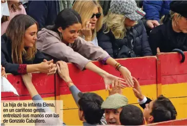  ??  ?? La hija de la infanta Elena, en un cariñoso gesto, entrelazó sus manos con las de Gonzalo Caballero.