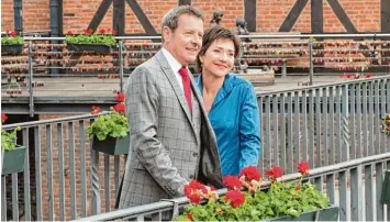  ?? Foto: ARD/Nicole Manthey ?? Gunter Flickensch­ild (Hermann Toelcke) und seine Merle (Anja Franke): In der Serie haben die beiden in Lüneburgs Altstadt ge heiratet. Fans können den Ort ganz aus der Nähe betrachten.