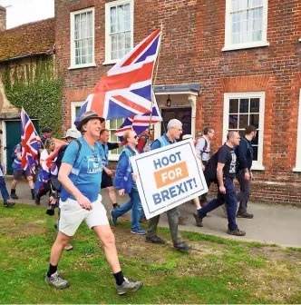  ??  ?? Déterminat­ion Marche en faveur du Brexit, en direction de la ville de Beaconsfie­ld, le 28 mars.