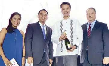  ??  ?? (From left) Ocampo Manalo Law Firm junior partners lawyer Bernadeth Lim and lawyer Juan Victor Valdez, Senator Sherwin Gatchalian and Ocampo Manalo Law Firm senior partner lawyer Manolito Manalo