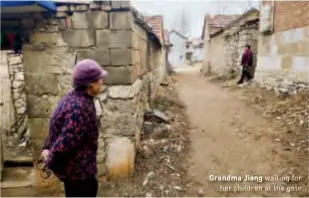  ??  ?? Grandma Jiang waiting for her children at the gate