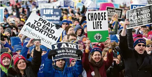  ??  ?? Com cartazes que dizem “reze para parar o aborto” e “escolha a vida”, manifestan­tes fazem comício em Washington