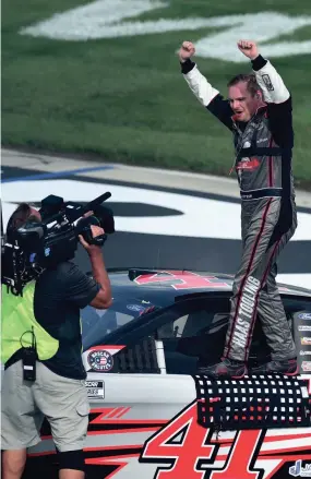  ?? CHRISTOPHE­R HANEWINCKE­L-USA TODA ?? Cole Custer (41) celebrates after winning the Quaker State 400 at Kentucky Speedway.