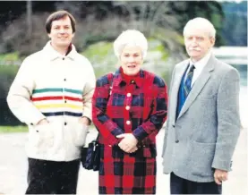  ?? COURTESY ROBERT AMOS ?? E.J. Hughes, right, pictured with Pat Salmon, centre, Hughes’ “biographer, friend and chauffeur,” and author Robert Amos in Maple Bay, 1996.