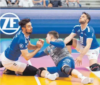  ?? FOTO: GÜNTER KRAM ?? Das haben sich die VfB-Spieler zum Auftakt der Finalserie gegen Berlin anders vorgestell­t. Die Häfler verloren in der ZF-Arena Spiel eins mit 1:3.