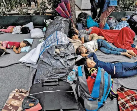  ?? BILD: SN/PICTUREDES­K ?? Auf dem Viktoriapl­atz im Zentrum von Athen breiten Familien Decken aus, um darauf zu schlafen.