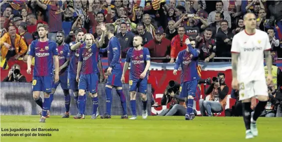  ?? KIKO HUESCA ?? Los jugadores del Barcelona celebran el gol de Iniesta