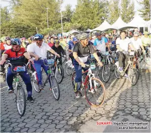  ??  ?? SUKARTI (tiga kiri) mengetuai acara berbasikal.