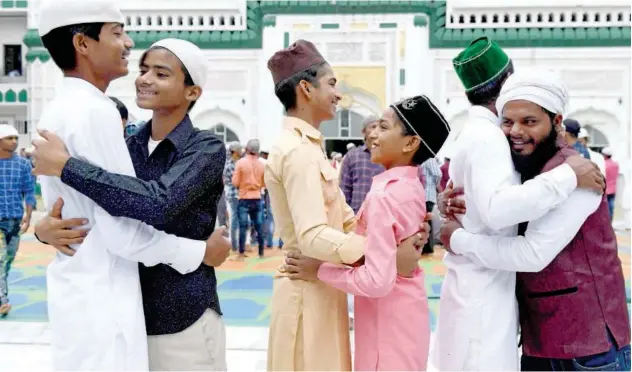  ?? Agence France-presse ?? ↑
People greet each other after offering Eid Al Adha prayers at Jama Masjid Khairuddin in Amritsar on Wednesday.