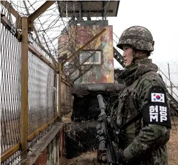  ?? DR ?? Soldado em posição na zona desmilitar­izada que delimita a fronteira entre as duas Coreias