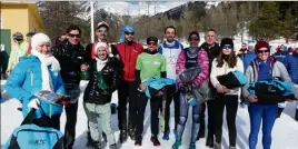  ??  ?? Entourant Richard Colson, les podiums hommes et femmes des cinq premiers au scratch. (Photos S. F.)