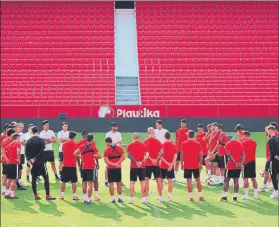  ?? FOTO: EFE ?? Machín habla con sus jugadores durante el último entrenamie­nto previo al Zalguiris