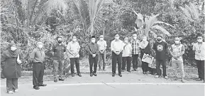  ??  ?? TURUN PADANG: Dr Abdul Rahman merakam kenangan selepas perjumpaan bersama JKKK Kampung Pasir Pandak dan Jawatankua­sa Pengurusan Masjid Darul Rahman.