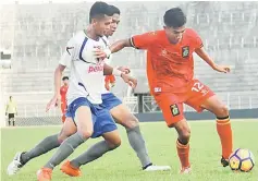  ??  ?? Sarawak striker Muhammad Firdaus Fauzi (right) tries to fend off two Penang defenders during their President’s Cup match at Stadium Negeri on Thursday. The match ended in a 1-1 draw.