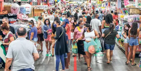  ?? ANDRE COELHO/GETTY IMAGES ?? AT A CROWDED
market in Rio de Janeiro on June 17.