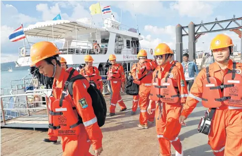  ?? AP ?? A Chinese rescue team arrives at Chalong pier in Phuket yesterday. The death toll of Thursday’s tragedy has climbed to 42, in what has become Thailand’s biggest tourist-related disaster in years.