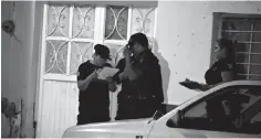  ??  ?? Búsqueda. Hasta el cierre de esta edición policías buscaban al hombre que agredió a las mujeres en su propia casa.