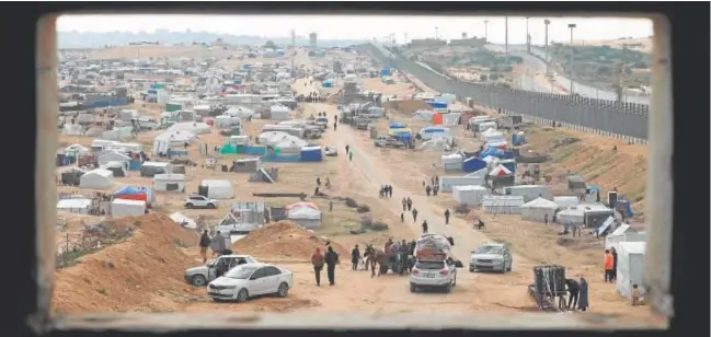  ?? // AFP ?? Campamento de palestinos desplazado­s cerca de la valla fronteriza entre Gaza y Egipto