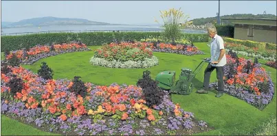  ??  ?? GARDEN SHOW: Residents of Bute are up in arms about council plans to scrap the island’s famous flower beds in a bid to cut costs.