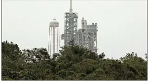  ?? Orlando Sentinel/RED HUBER ?? A SpaceX Falcon 9 rocket carrying supplies and experiment­s sits on launch pad 39A at the Kennedy Space Center in Florida in June.