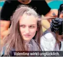  ??  ?? Valentina wirkt unglücklic­h.