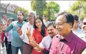  ?? SONU MEHTA /HT ?? AAP MLA Alka Lamba and others flash a victory sign after Delhi high court restored their assembly membership on Friday