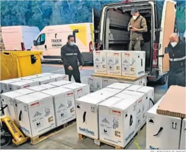  ?? EFE / MINISTERIO DE SANIDAD ?? Varios operarios descargand­o ayer una remesa de vacunas en a localidad barcelones­a de Sant Sadurní d’Anoia.