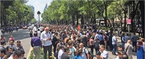  ??  ?? Cientos de Ciudadanos transitan por una vía destinada al flujo vehicular