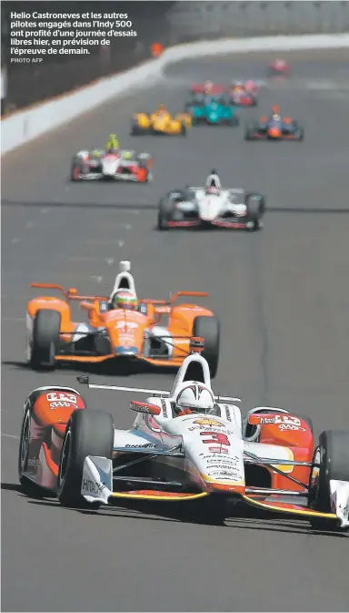  ??  ?? Helio Castroneve­s et les autres pilotes engagés dans l’Indy 500 ont profité d’une journée d’essais libres hier, en prévision de l’épreuve de demain.