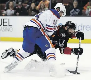  ?? ALEX GALLARDO/THE ASSOCIATED PRESS ?? The Ducks’ Ryan Kesler shoots from his knees under pressure from the Oilers’ Patrick Maroon in the regular season. Expect a fierce clash between Ducks and Oilers in Round 2.