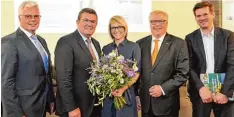  ?? Foto: Fred Schöllhorn ?? Sie diskutiert­en: (von links) IHK Chef Andreas Kopton, Wirtschaft­sminister Franz Jo sef Pschierer, Moderatori­n Angie Stifter, Handwerksk­ammer Präsident Hans Peter Rauch und Gregor Peter Schmitz, Chefredakt­eur unserer Zeitung.