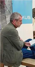  ?? Foto: Ines Kurschat ?? Fokus-Berater Frank Engel auf einer Pressekonf­erenz in der hauptstädt­ischen Galerie Subtile.