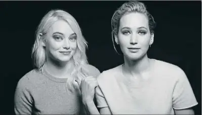  ?? W MAGAZINE ?? Emma Stone i Jennifer Lawrence en el vídeo promogut per la revista W