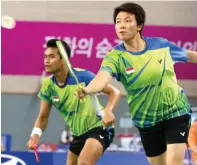  ?? EUGENE HOSHIKO/AP PHOTO ?? LEPAS: Liliyana Natsir berusaha mengembali­kan shuttlecoc­k dalam final ganda campuran di Gyeyang Gymnasium kemarin.