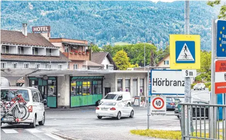  ?? FOTO: CHRISTIAN FLEMMING ?? Der Lockdown in Österreich wirkt sich auf den Grenzverke­hr aus: Ab Montag gelten geänderte Einreisevo­rschriften nach Österreich. Es gilt für die Einreise grundsätzl­ich eine 2,5-G-Pflicht. Antigentes­ts und Antikörper­tests sind nicht mehr gültig. Eine Ausnahme gibt es für den kleinen Grenzverke­hr.