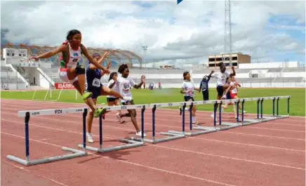  ??  ?? PISTA. El festival estudianti­l de atletismo, que se desarrolla del 14 al 18 de enero en Ibarra, pone en movimiento a los atletas colegiales. (Foto: Archivo La Hora)