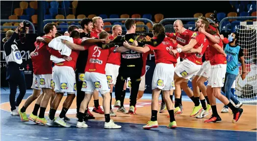  ?? FOTO: ANNE-CHRISTINE POUJOULAT/ LEHTIKUVA-AFP ?? Det blev dansk segerfest i handbolls-VM i Egypten.