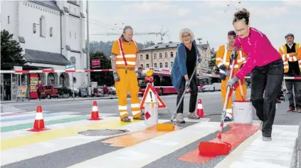  ?? BILD: SN/STADT SALZBURG ?? Die Stadträtin­nen Martina Berthold und Anja Hagenauer legten selbst Hand an.