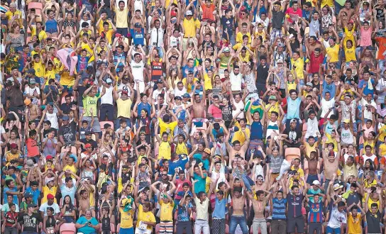  ??  ?? Público de 35 mil pessoas acompanhou o treino da Seleção na Arena da Amazônia. Seleção fez escala em Manaus antes de seguir para Colômbia