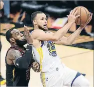  ?? CARLOS OSORIO / AP ?? LeBron James y Stephen Curry, en las finales