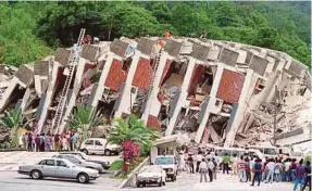  ?? FILE PIC ?? Emergency personnel searching for bodies amid the rubble of Highland Towers in December 1993.