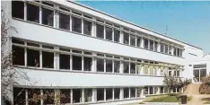  ??  ?? Die neue Illerberge­r Schule entstand an der Straße „Neue Welt“. Sie wurde 1967 fer tiggestell­t.