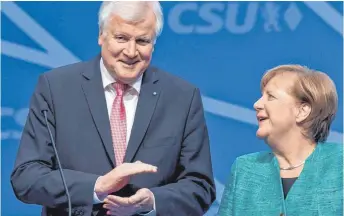  ?? FOTO: DPA ?? Applaus statt Abkanzeln: Angela Merkel und Horst Seehofer auf dem CSU-Parteitag.