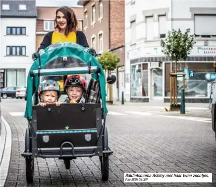  ?? Foto SVEN DILLEN ?? Bakfietsma­ma Ashley met haar twee zoontjes.