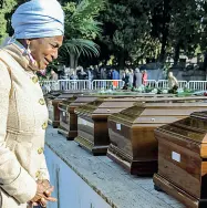  ??  ?? Cimitero monumental­e Alla cerimonia funebre officiata dall’arcivescov­o hanno preso parte anche autorità come il governator­e e il procurator­e capo