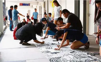  ??  ?? Students tried to draw a 300 foot doodle covering INTI’s subang campus.