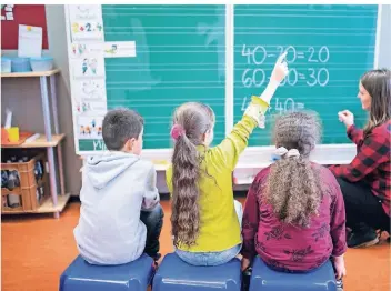  ?? FOTO: DPA/KUSCH ?? Bei der offenen Ganztagsbe­treuung ist die Nachfrage groß. Weil zu wenig Räume gibt, wurde an der Grundschul­e Arsbeck für die OGS ein Aufnahmest­opp angeordnet.