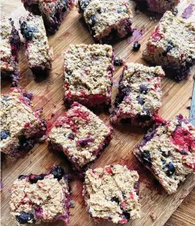  ?? GRETCHEN MCKAY/ PITTSBURGH POSTGAZETT­E/TNS ?? These energyboos­ting oat berry breakfast bars are made with oats, which are packed with complex carbs.