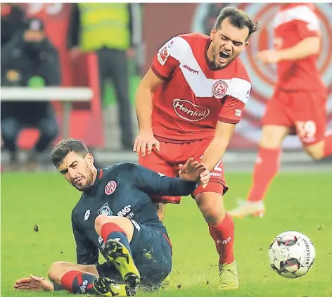  ?? FOTO: FALK JANNING ?? November 2018: Kevin Stöger (re.) im Fortuna-Trikot im Spiel gegen Mainz 05.